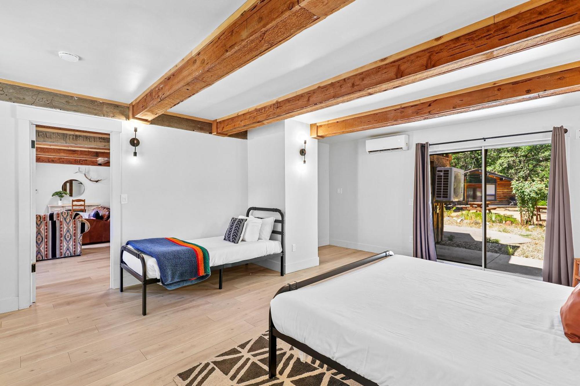 Basecamp Lodge Mount Shasta Pokoj fotografie